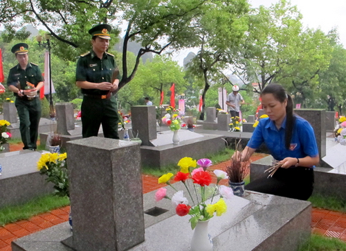 Thắp hương tưởng niệm các Anh hùng liệt sỹ tại Nghĩa trang Liệt sỹ Hà tu, TP Hạ Long